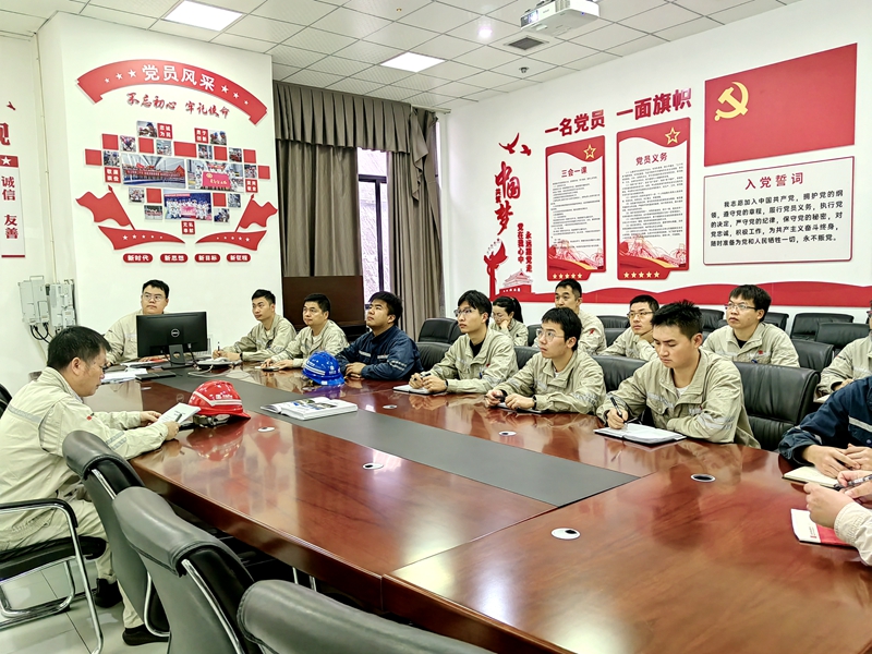 观音岩水电公司运行维护党支部开展主题教育党课 (2)_副本.jpg