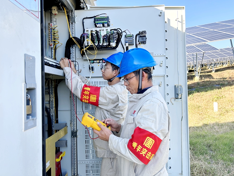 滇西新能源事业部尖山营光伏电站开展学习习近平新时代中国特色社会主义思想暨“强国建设”主题团日活动 (2)_副本.jpg