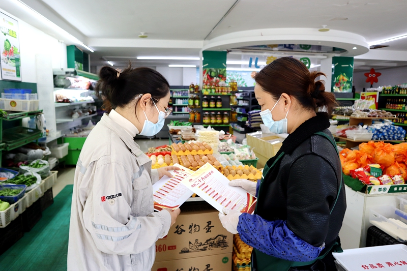 那兰公司宣讲志愿者周珊珊走进超市进行宣讲_副本.jpg