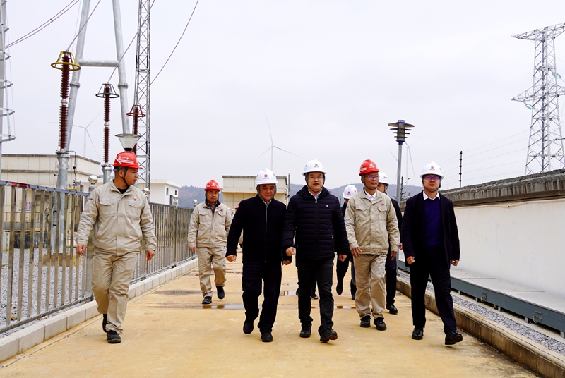 12月23日，集团公司总经理助理梁永磐到滇东新能源事业部调研。 (3)_副本.jpg