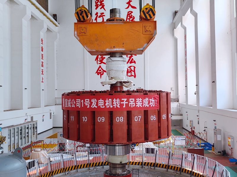 发电机转子吊装成功_副本.jpg